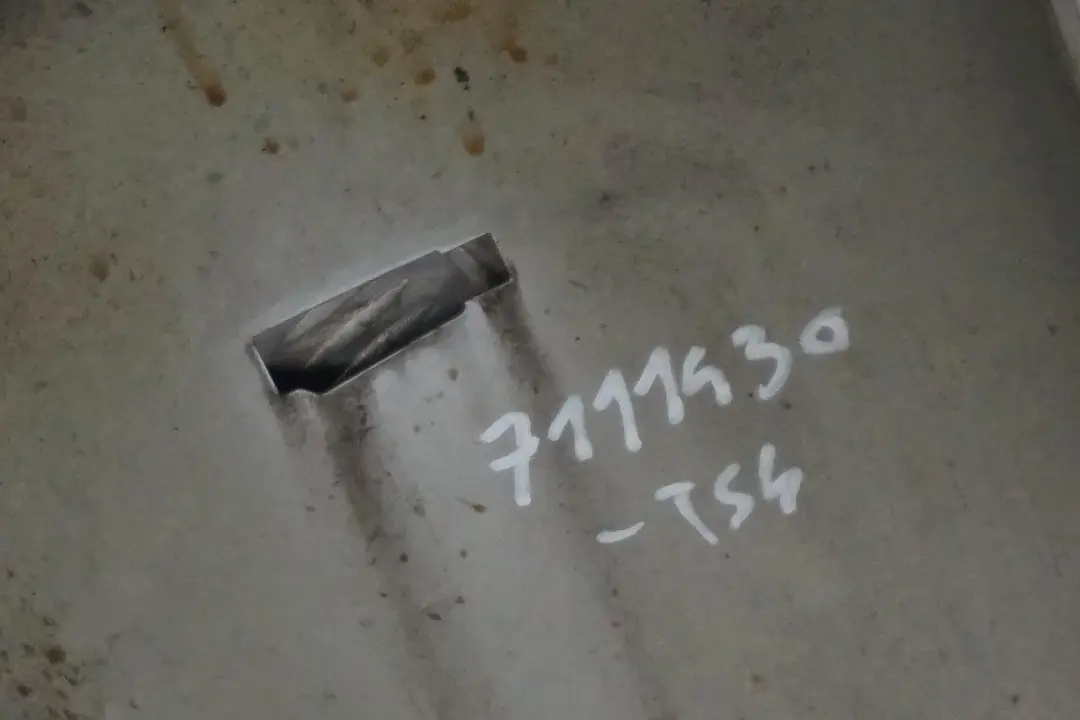 Błotnik prawy przedni titansilber do BMW E60 E61 o numerze 7111430 BMW E60 E61 Błotnik prawy przedni titansilber - SKU 7111430-TS4 - Numer Części 7111430