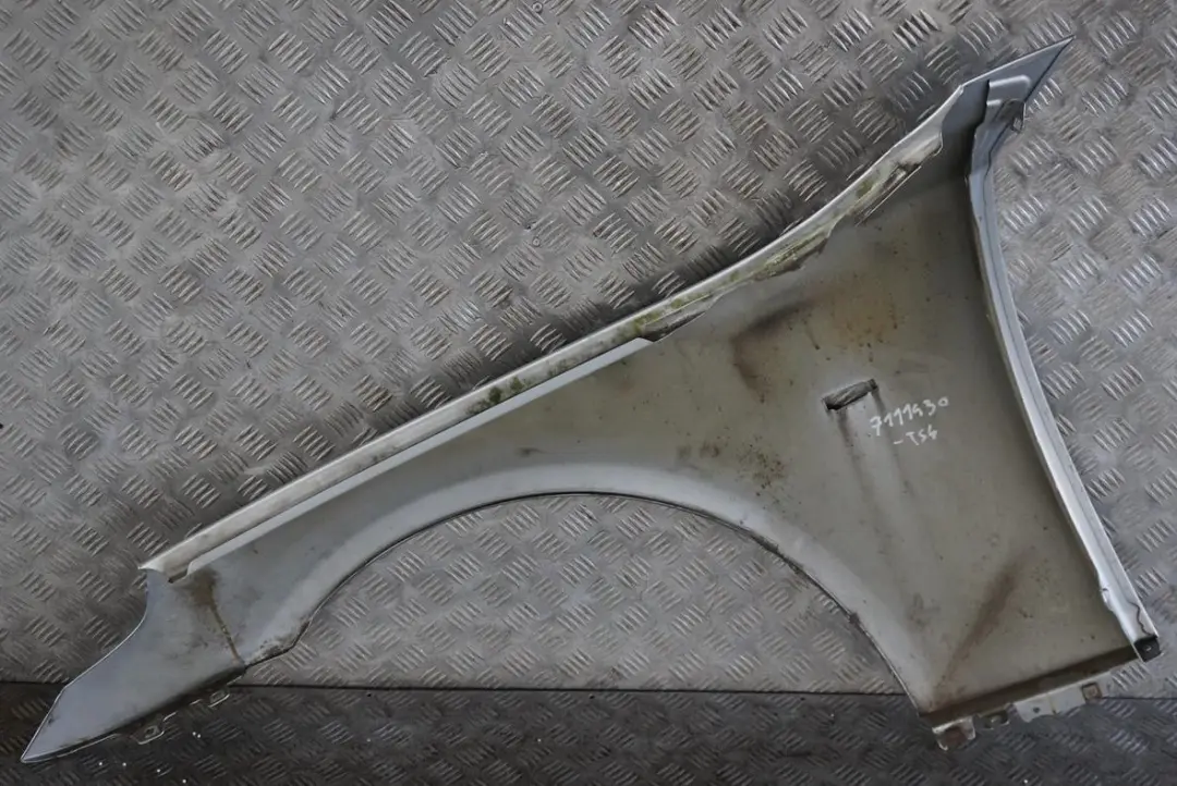 Guardabarros delantero derecho Panel lateral O / S Titan Plata 354 para BMW E60 E61 4 con número de pieza 7111430 BMW E60 E61 4 Guardabarros delantero derecho Panel lateral O / S Titan Plata 354 - SKU 7111430-TS4 - Número de pieza 7111430