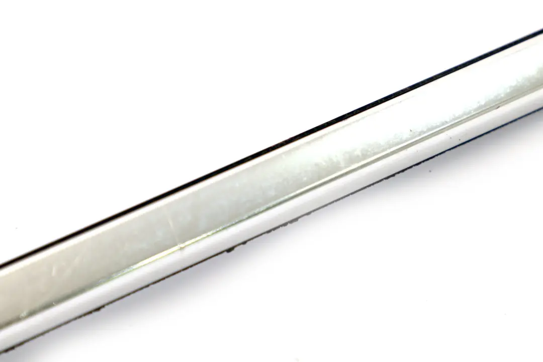 Listwa ozdobna szyby drzwi lewy tył chrom do BMW E61 o numerze 7115421 BMW E61 Listwa ozdobna szyby drzwi lewy tył chrom - SKU 7115421 - Numer Części 7115421