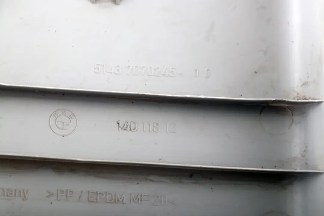 BMW-Reihe E87 Copertura B-S?ule Inferiore SX Alaskagrau Grigio 5143 per con numero di parte 7115427 BMW-Reihe E87 Copertura B-S?ule Inferiore SX Alaskagrau Grigio 5143 - SKU 7115427 - Numero di parte 7115427