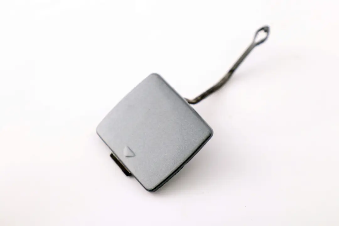 Flap Towing Eye Parachoques trasero Quarzblau Quartz Blue A18 para BMW E87 con número de pieza 7117625 BMW E87 Flap Towing Eye Parachoques trasero Quarzblau Quartz Blue A18 - SKU 7117625-QB - Número de pieza 7117625