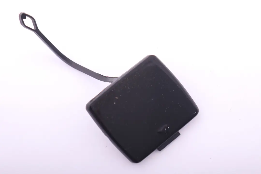 Flap Towing Eye Tapa Parachoques Trasero Schwarz 2 Negro 7117625 para BMW E87 con número de pieza 0032634 BMW E87 Flap Towing Eye Tapa Parachoques Trasero Schwarz 2 Negro 7117625 - SKU 7117625-SCH - Número de pieza 0032634