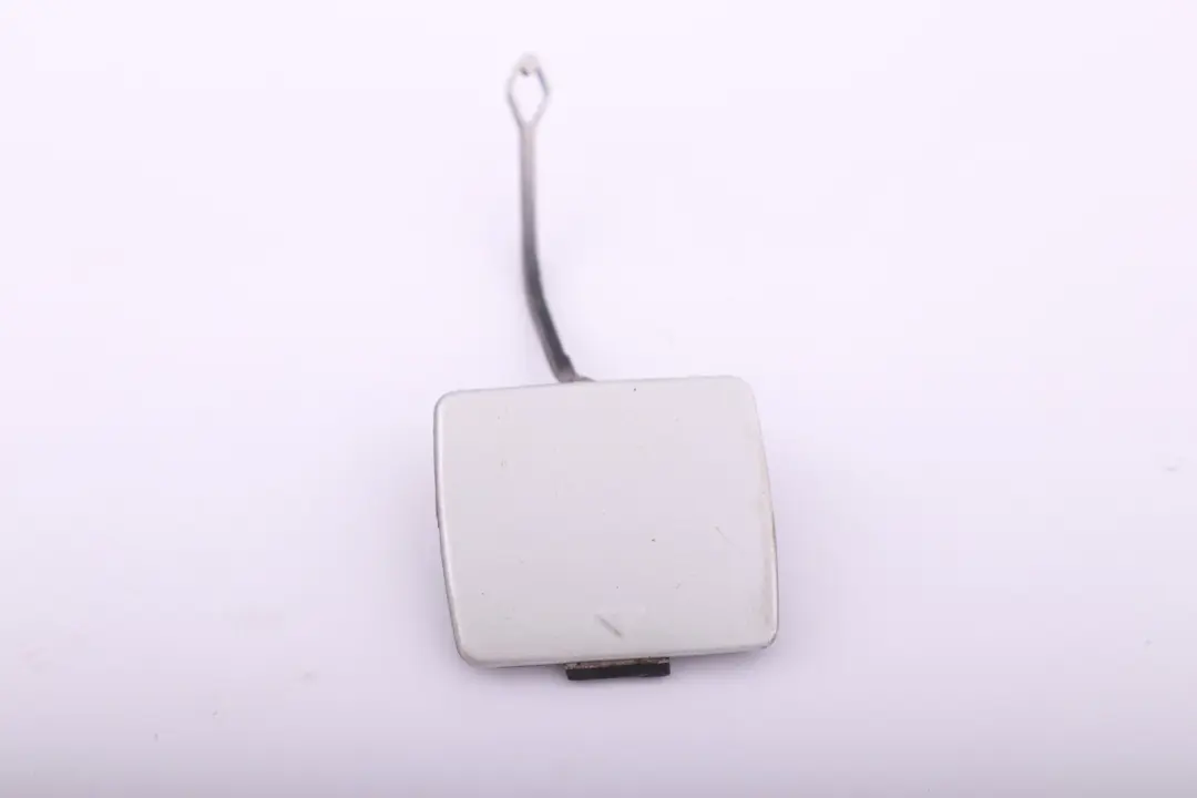 BMW E87 Flap Ojo De remolque parachoques trasero Titansilber Titan Plata - SKU 7117625-TS - Número de pieza 7117625