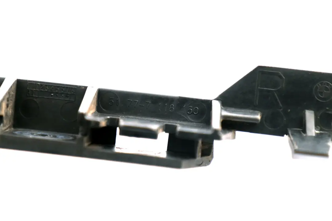 BMW E81 E87 LCI E88 Soporte Ledge Bracket Lado Derecho Faldon Wing - SKU 7118160 - Número de pieza 7118160