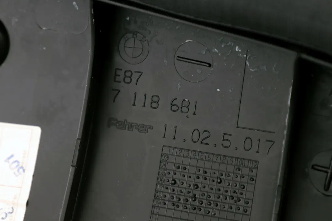 Hinten Sitz Rücksitz hinten links Seitenverkleidung für BMW 1 er E87N LCI mit Teilenummer 7118681 BMW 1 er E87N LCI Hinten Sitz Rücksitz hinten links Seitenverkleidung - SKU 7118681 - Teilenummer 7118681