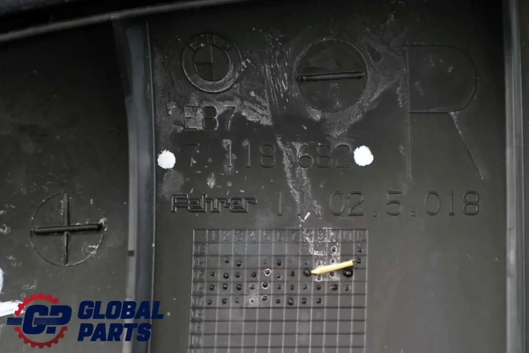 ASIENTO TRASERO LADO DERECHO REMATE ESQUINA LATERAL ELEKTRA para BMW E87 LCI con número de pieza 7118682 BMW E87 LCI ASIENTO TRASERO LADO DERECHO REMATE ESQUINA LATERAL ELEKTRA - SKU 7118682 - Número de pieza 7118682