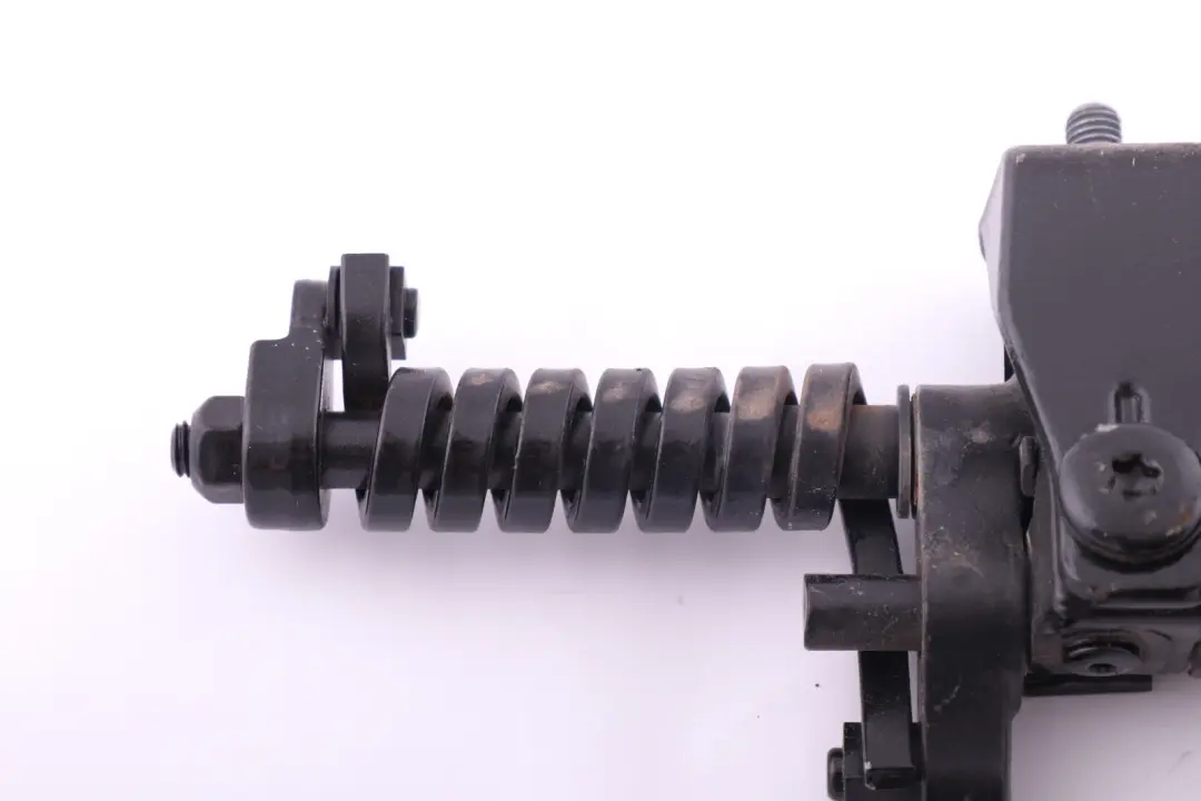 Cerniera portellone posteriore sinistro Nero Zaffiro per BMW E91 E91N LCI con numero di parte 7119041 BMW E91 E91N LCI Cerniera portellone posteriore sinistro Nero Zaffiro - SKU 7119041-BS - Numero di parte 7119041