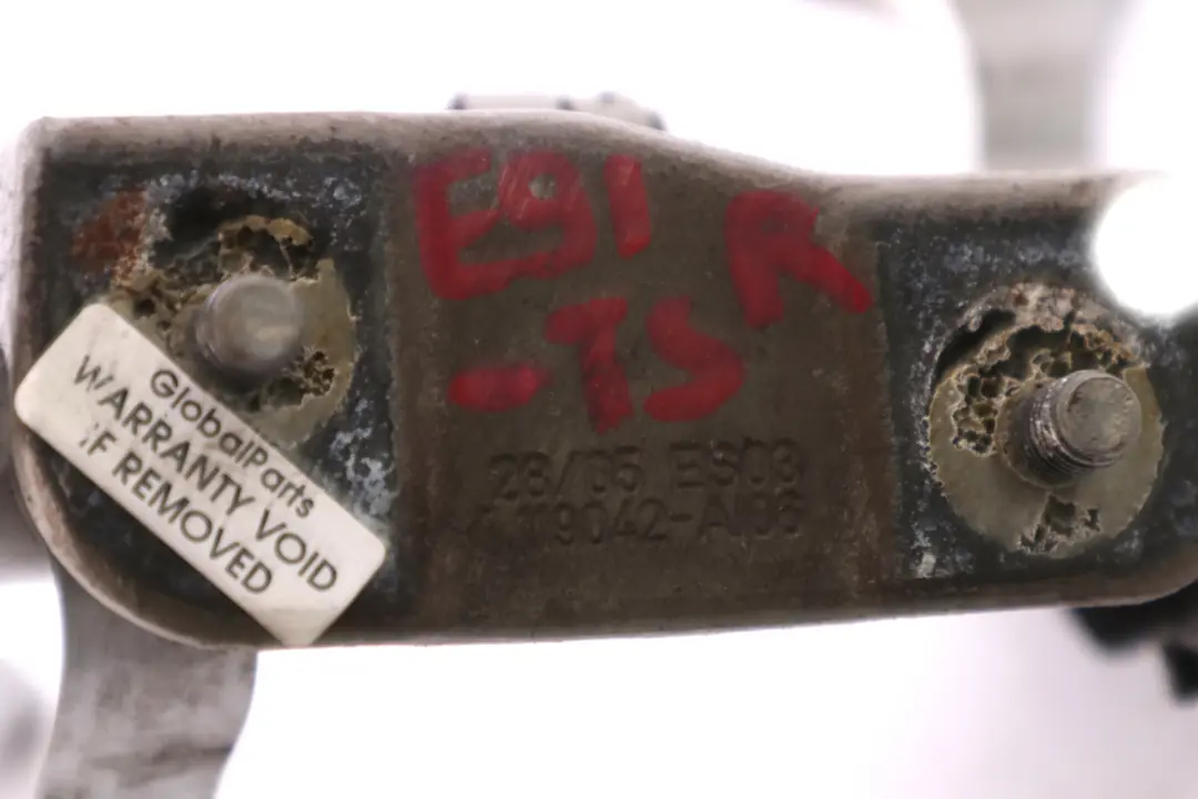 Portabagagli Portellone Destro Cerniera O/S Titansilber Titan Silver per BMW E91 con numero di parte 7119042 BMW E91 Portabagagli Portellone Destro Cerniera O/S Titansilber Titan Silver - SKU 7119042-TS - Numero di parte 7119042