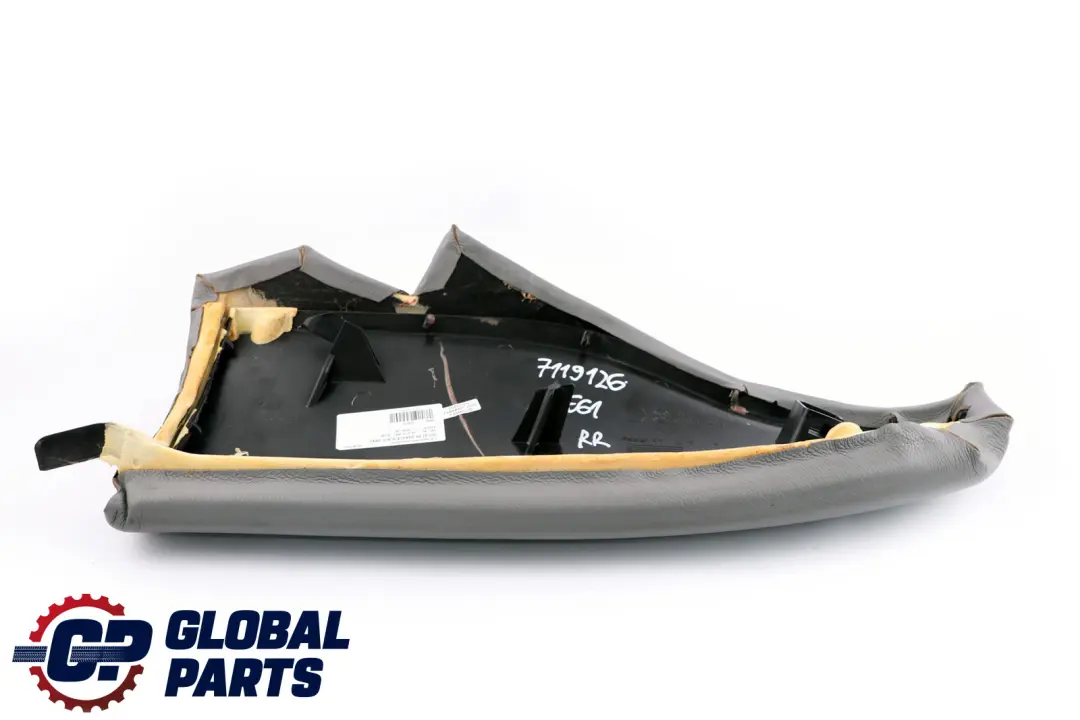 Finitura laterale sedile posteriore destro pelle grigia per BMW E61 Touring con numero di parte 7119126 BMW E61 Touring Finitura laterale sedile posteriore destro pelle grigia - SKU 7119126 - Numero di parte 7119126