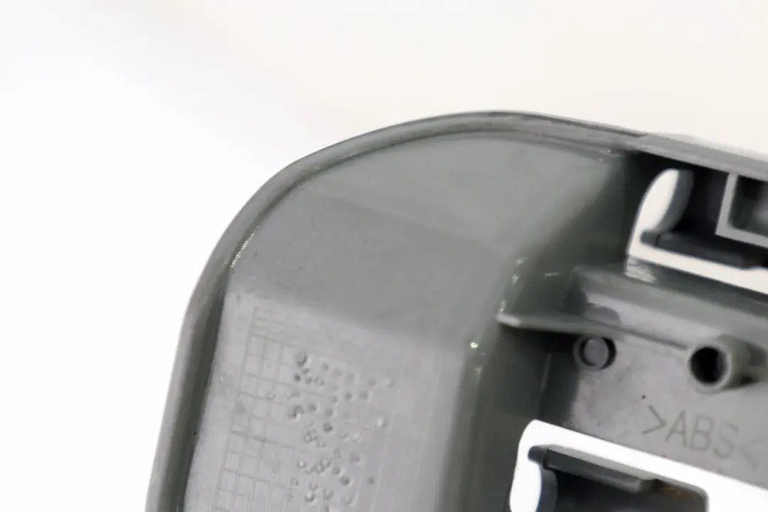 Blende vorne innen rechts Grau für BMW 5 er E60 E61 LCI mit Teilenummer 7007700 BMW 5 er E60 E61 LCI Blende vorne innen rechts Grau - SKU 7119840 - Teilenummer 7007700