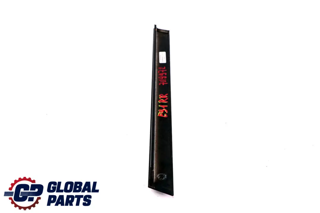 Tapa Columna C Puerta Trasera Derecha Ventana Guia Negro Mate para BMW E91 con número de pieza 7119972 BMW E91 Tapa Columna C Puerta Trasera Derecha Ventana Guia Negro Mate - SKU 7119972 - Número de pieza 7119972