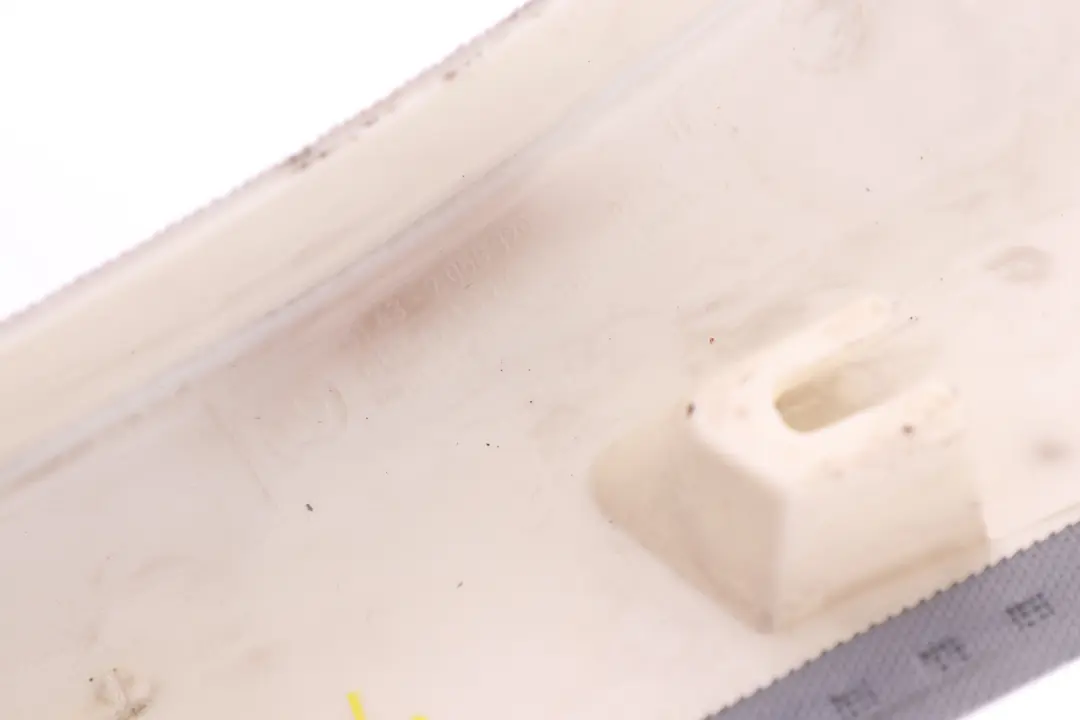 Copertura del Pilastro Sinistro Trim Grigio Alaska Grau per BMW 1 Series E87 E87N con numero di parte 7120535 BMW 1 Series E87 E87N Copertura del Pilastro Sinistro Trim Grigio Alaska Grau - SKU 7120535 - Numero di parte 7120535