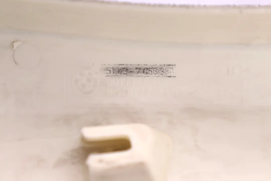 Osłona obudowa słupka prawa szara 7058330 do BMW E87 o numerze 7120536 BMW E87 Osłona obudowa słupka prawa szara 7058330 - SKU 7120536 - Numer Części 7120536