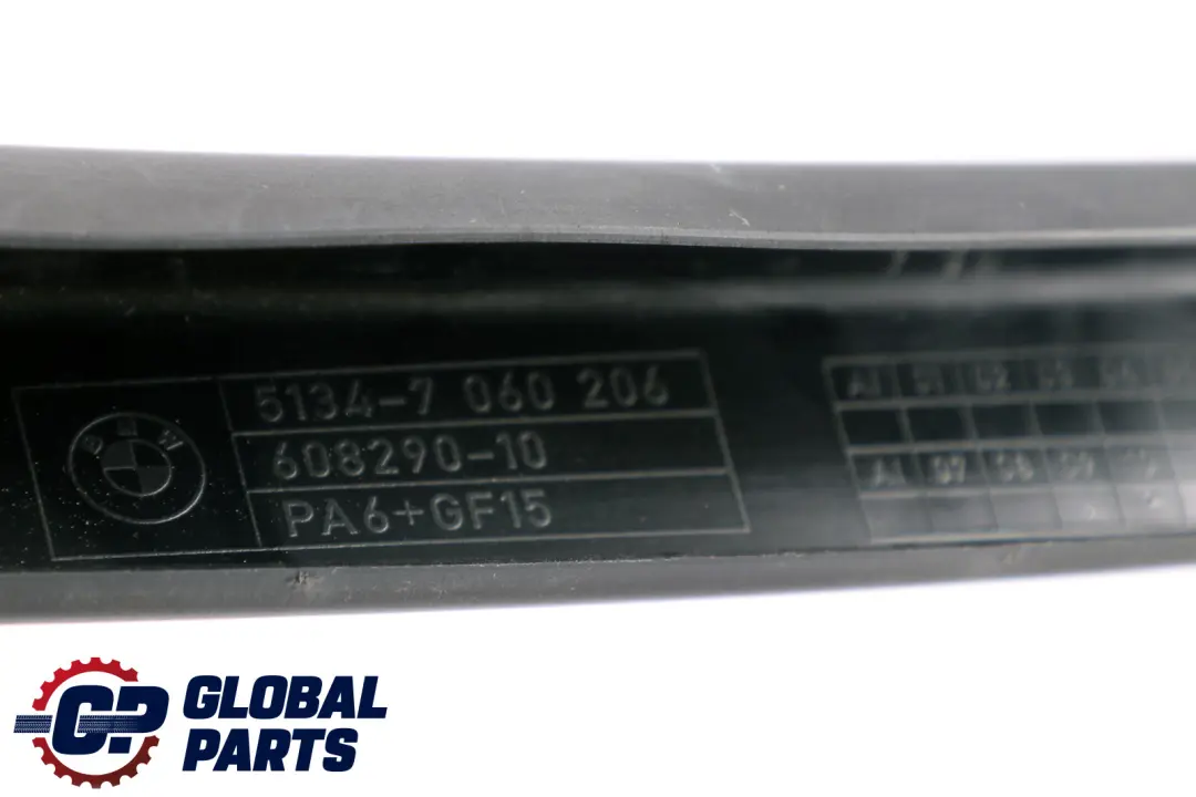 BMW E90 E91 Osłona Ramy Szyby Drzwi Prawy Przód - SKU 7120656 - Numer Części 7060206
