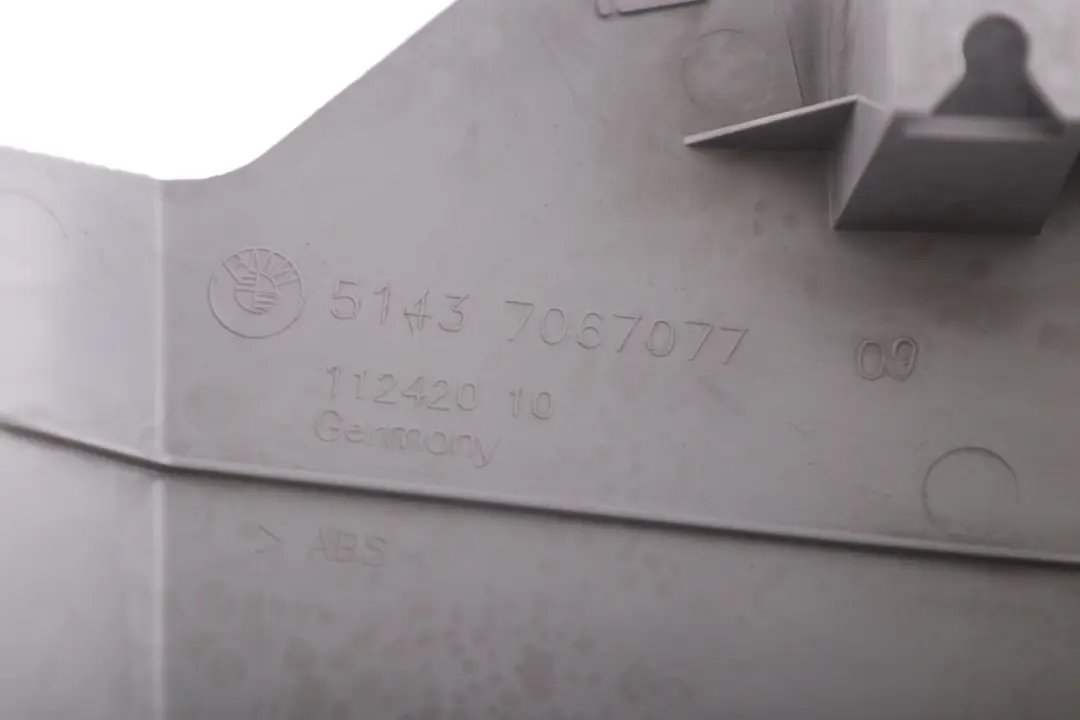 Lateral Trim Panel Front Left N/S Alaska Grey to BMW 1 Series E81 E82 E87 with Part number 7067077 BMW 1 Series E81 E82 E87 Lateral Trim Panel Front Left N/S Alaska Grey - SKU 7121043 - Part number 7067077