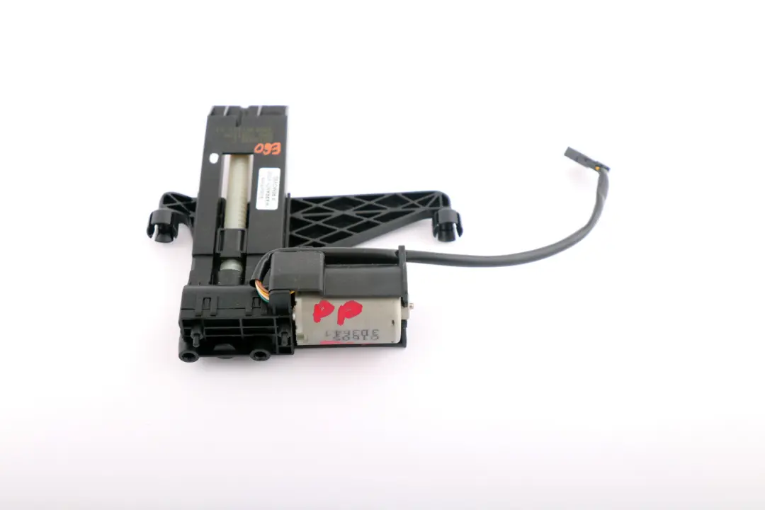 Motore regolatore poggiatesta anteriore con memoria per BMW E60 E61 LCI E65 con numero di parte 7121096 BMW E60 E61 LCI E65 Motore regolatore poggiatesta anteriore con memoria - SKU 7121096 - Numero di parte 7121096