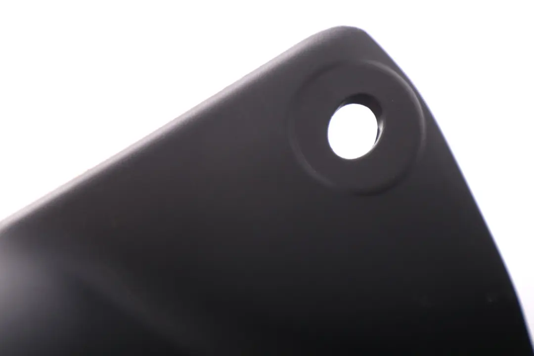 Tapa Entrada Trasera Izquierda Negro para BMW E87 E87N LCI con número de pieza 7066977 BMW E87 E87N LCI Tapa Entrada Trasera Izquierda Negro - SKU 7121163 - Número de pieza 7066977