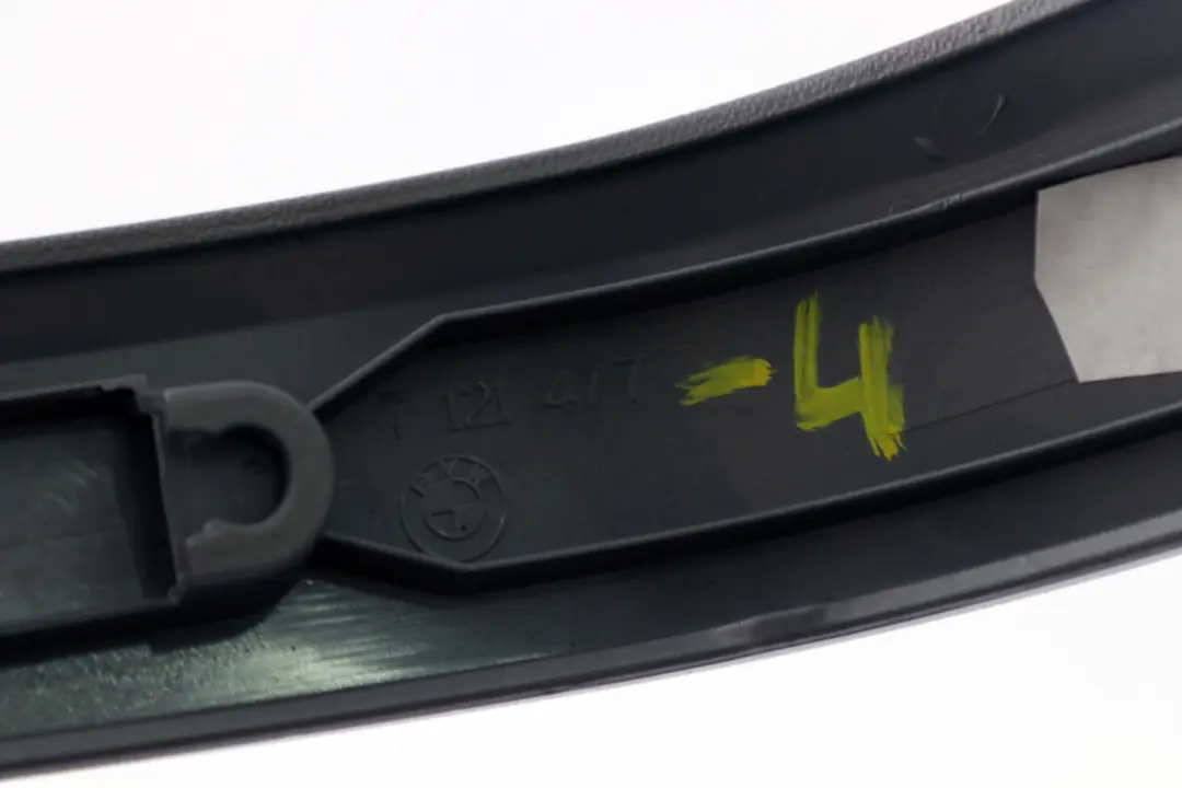 Striscia Decorativa Trim Porta Posteriore Sinistra Titan 90 Argento per BMW E90 E91 con numero di parte 7121477 BMW E90 E91 Striscia Decorativa Trim Porta Posteriore Sinistra Titan 90 Argento - SKU 7121477-4 - Numero di parte 7121477
