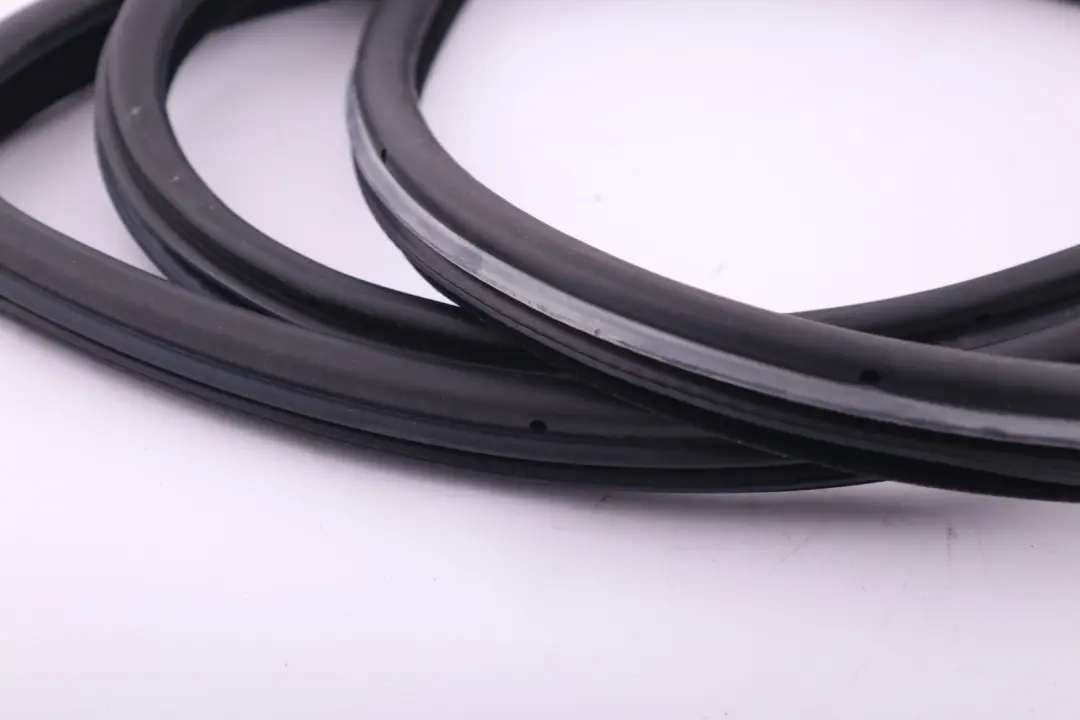 Uszczelka Wewnętrzna Drzwi Przód Lewo Prawo do BMW E60 E61 o numerze 7122433 BMW E60 E61 Uszczelka Wewnętrzna Drzwi Przód Lewo Prawo - SKU 7122433 - Numer Części 7122433