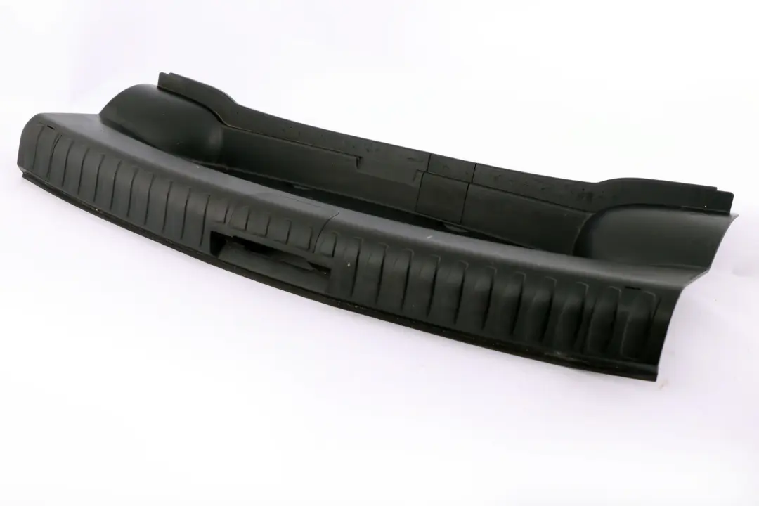 Loading Sill Cover Back Boot Panel Trim para BMW E81 E87 E87N LCI con número de pieza 7123335 BMW E81 E87 E87N LCI Loading Sill Cover Back Boot Panel Trim - SKU 7123335 - Número de pieza 7123335