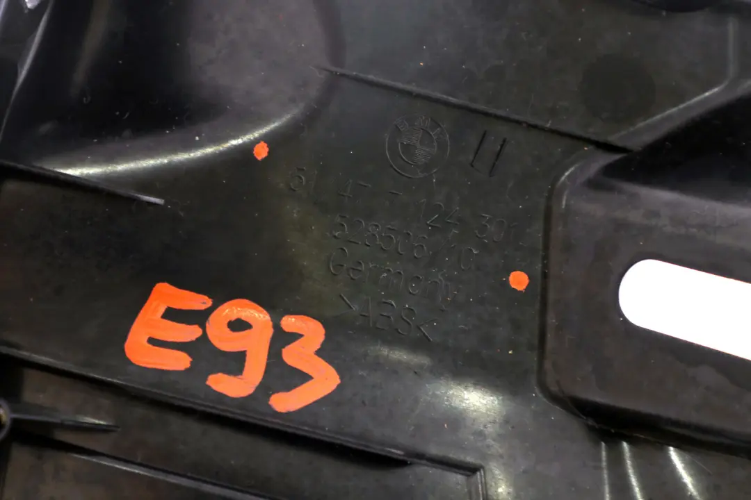 E93N LCI Apertura Bordo Carico Nero 5147 per BMW E93 con numero di parte 7124301 BMW E93 E93N LCI Apertura Bordo Carico Nero 5147 - SKU 7124301 - Numero di parte 7124301