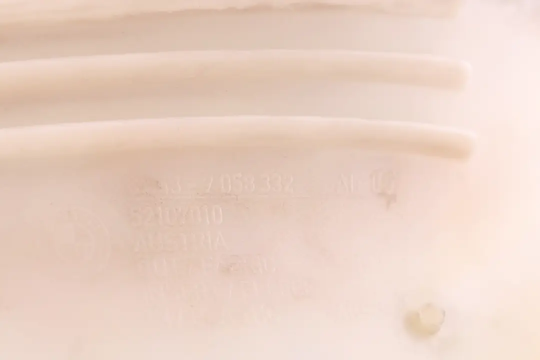 Apertura A Montante Anteriore Destro Grigio Carenatura 7058332 per BMW E90 E91 con numero di parte 7124772 BMW E90 E91 Apertura A Montante Anteriore Destro Grigio Carenatura 7058332 - SKU 7124772 - Numero di parte 7124772