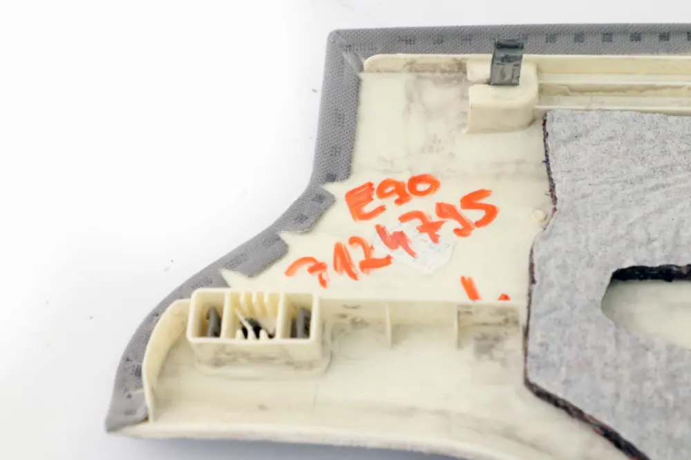 Couvre Colonne C Gauche GRAU pour BMW E90 E90N LCI à propos du numéro de pièce 7124795 BMW E90 E90N LCI Couvre Colonne C Gauche GRAU - SKU 7124795 - Numéro de pièce 7124795