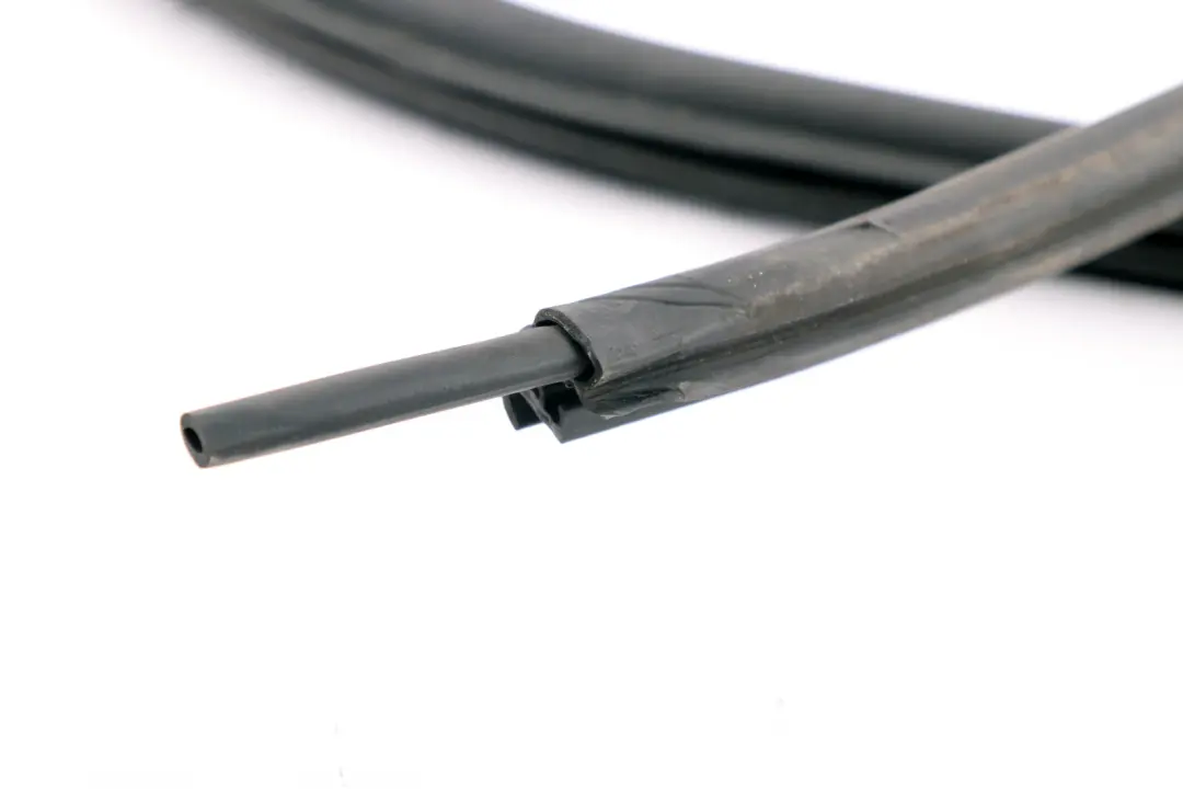 Junta de protección del borde de la puerta delantera izquierda N/S para BMW Z4 E85 con número de pieza 7125651 BMW Z4 E85 Junta de protección del borde de la puerta delantera izquierda N/S - SKU 7125651 - Número de pieza 7125651