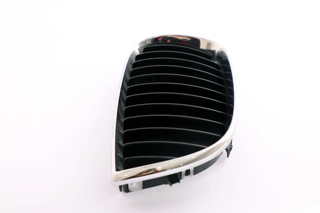 Prawa Kratka Atrapa Gril Nerka Chrom do BMW E81 E87 o numerze 7128614 BMW E81 E87 Prawa Kratka Atrapa Gril Nerka Chrom - SKU 7128614 - Numer Części 7128614