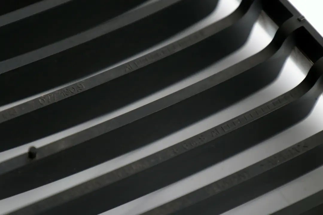 Zierleiste Nierengrill Vorne Rechts Chrom für BMW E81 E87 E87N LCI mit Teilenummer 7128614 BMW E81 E87 E87N LCI Zierleiste Nierengrill Vorne Rechts Chrom - SKU 7128614 - Teilenummer 7128614