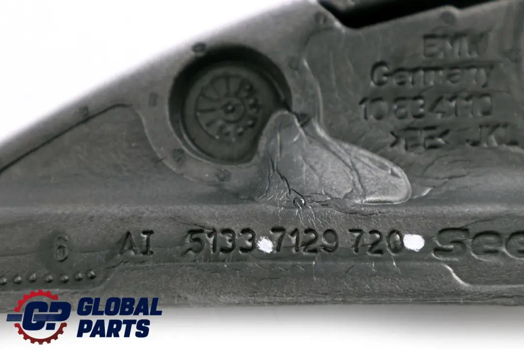 Junta Espejo Exterior Derecho Triangulo para BMW E70 con número de pieza 7129720 BMW E70 Junta Espejo Exterior Derecho Triangulo - SKU 7129720 - Número de pieza 7129720