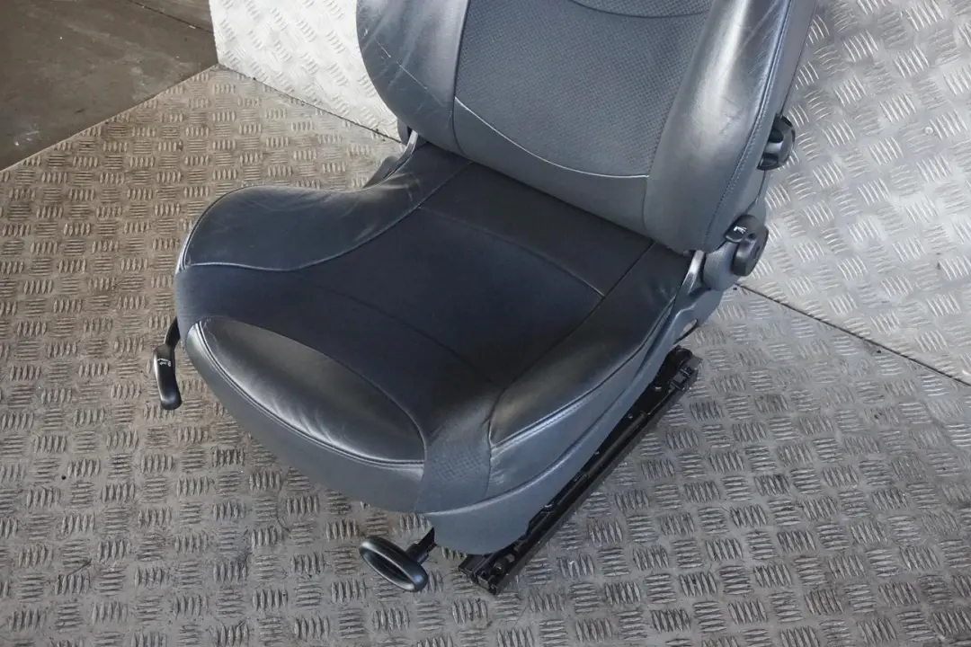 vorne rechts Sportsitz Lehne Stoff / Leder für BMW Mini Cooper 1 R52 mit Teilenummer 7130084 BMW Mini Cooper 1 R52 vorne rechts Sportsitz Lehne Stoff / Leder - SKU 7130084-1 - Teilenummer 7130084