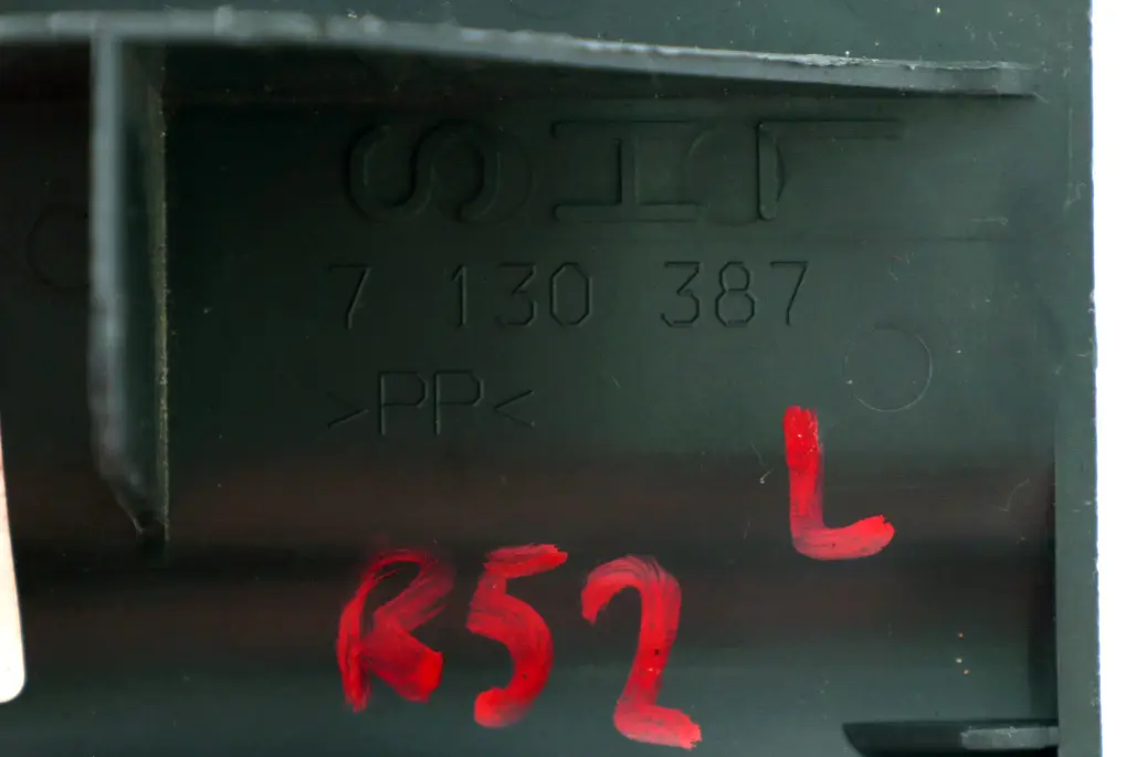 Lewa Osłona Zaślepka Bagażnika do MINI R52 Cabrio o numerze 7130387 MINI R52 Cabrio Lewa Osłona Zaślepka Bagażnika - SKU 7130387 - Numer Części 7130387