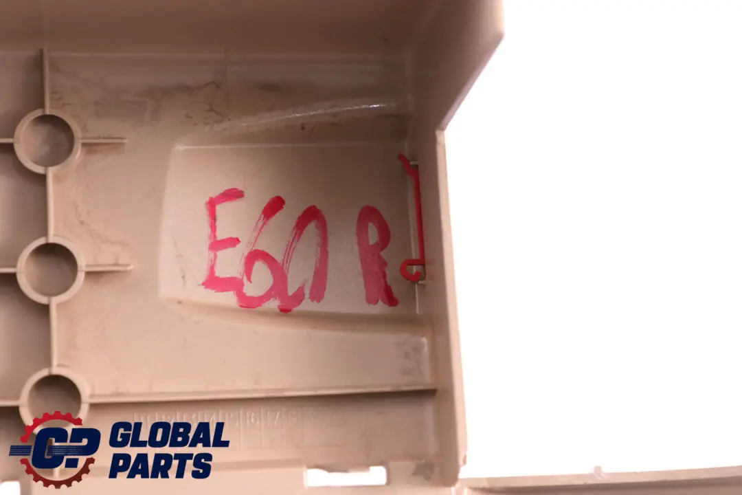 Verkleidung Brüstung Rechts Schwarz 7050356 für BMW 5 er E61 mit Teilenummer 7131336 BMW 5 er E61 Verkleidung Brüstung Rechts Schwarz 7050356 - SKU 7131336 - Teilenummer 7131336