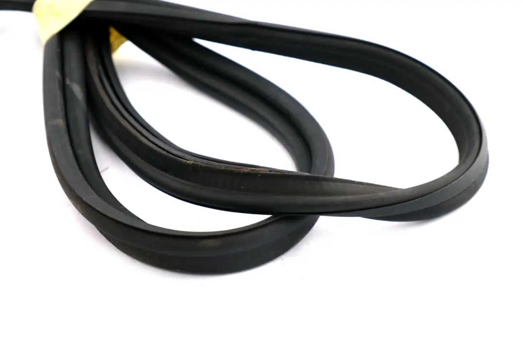 Trunk Boot Lid tailgate Gasket Seal Rubber to Mini R50 R53 R56 LCI with Part number 7132471 Mini R50 R53 R56 LCI Trunk Boot Lid tailgate Gasket Seal Rubber - SKU 7132471 - Part number 7132471