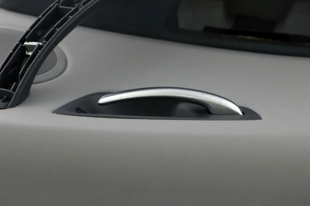 Tapicerka Boczek Drzwi Lewy Przód Szara do BMW E87 o numerze 7133301 BMW E87 Tapicerka Boczek Drzwi Lewy Przód Szara - SKU 7133301-2 - Numer Części 7133301