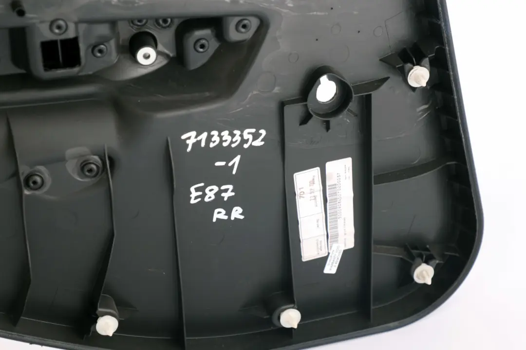 Tapicerka boczek drzwi prawy tył do BMW E87 o numerze 7133352 BMW E87 Tapicerka boczek drzwi prawy tył - SKU 7133352-1 - Numer Części 7133352