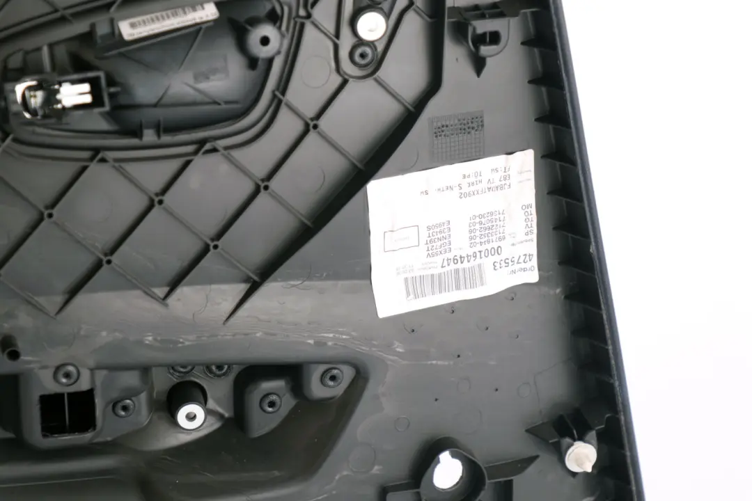 Pannello Portiera Posteriore Destra Tessuto Antracite per BMW E87 con numero di parte 7133352 BMW E87 Pannello Portiera Posteriore Destra Tessuto Antracite - SKU 7133352-1 - Numero di parte 7133352