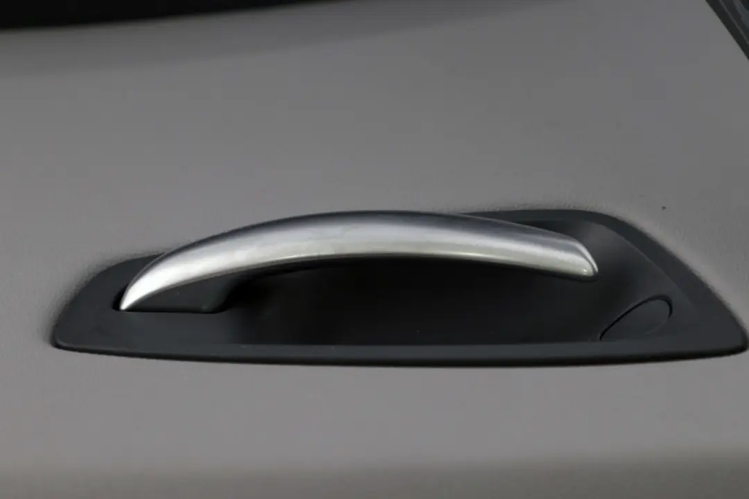 Tarjeta puerta trasera panel ajuste derecho Alaskagrau Gris para BMW E87 con número de pieza 7133354 BMW E87 Tarjeta puerta trasera panel ajuste derecho Alaskagrau Gris - SKU 7133354 - Número de pieza 7133354