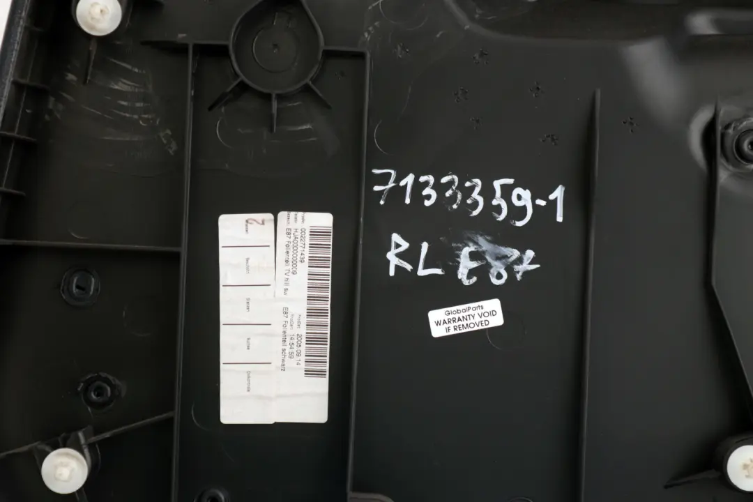 Boczek Tapicerka Drzwi Lewy Tył Czarny do BMW E87 o numerze 7133359 BMW E87 Boczek Tapicerka Drzwi Lewy Tył Czarny - SKU 7133359-1 - Numer Części 7133359