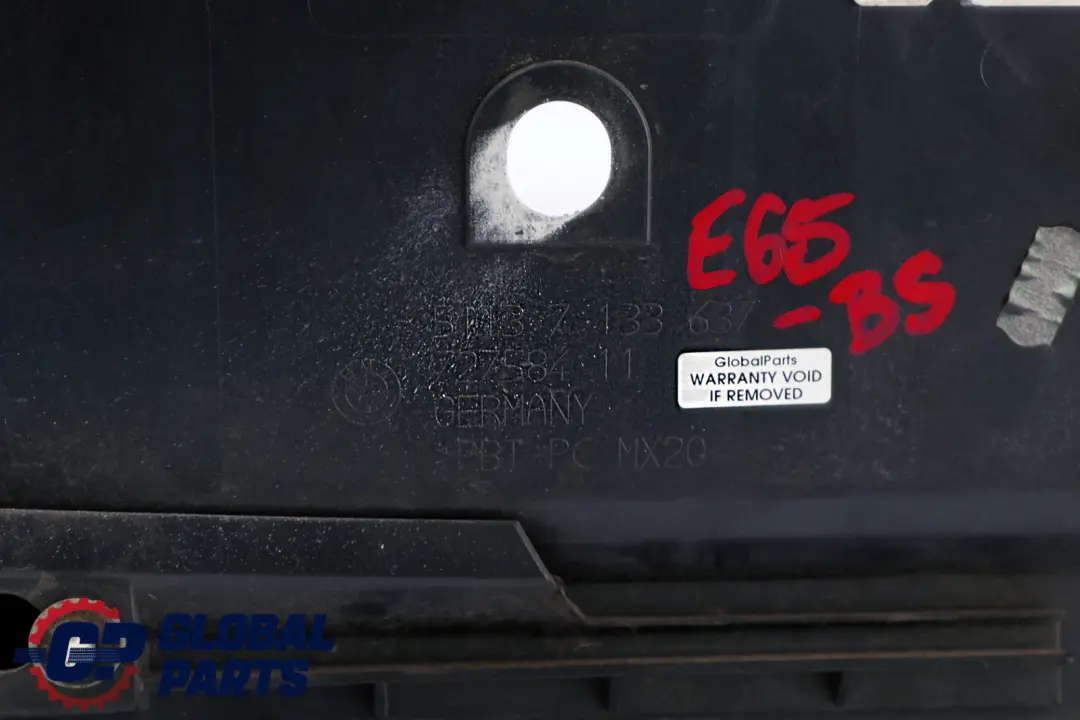 Finitura coperchio bagagliaio Nero Zaffiro Metallizzato per BMW E65 E66 con numero di parte 7133637 BMW E65 E66 Finitura coperchio bagagliaio Nero Zaffiro Metallizzato - SKU 7133637-BS - Numero di parte 7133637