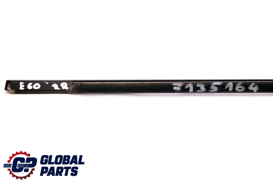 Listwa Szyby Drzwi Prawy Tył Schwarz do BMW E60 o numerze 7135164 BMW E60 Listwa Szyby Drzwi Prawy Tył Schwarz - SKU 7135164 - Numer Części 7135164