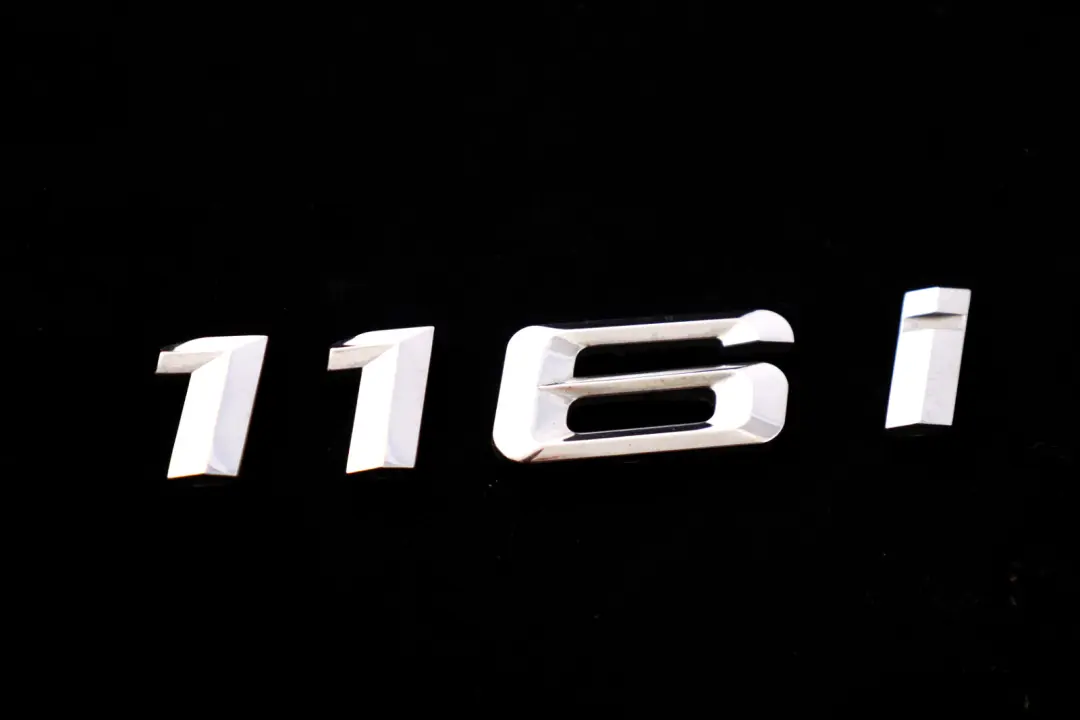 Stemma Incollati Posteriore - - 5114 per BMW E81 E87 F20 116i con numero di parte 7135547 BMW E81 E87 F20 116i Stemma Incollati Posteriore - - 5114 - SKU 7135547 - Numero di parte 7135547