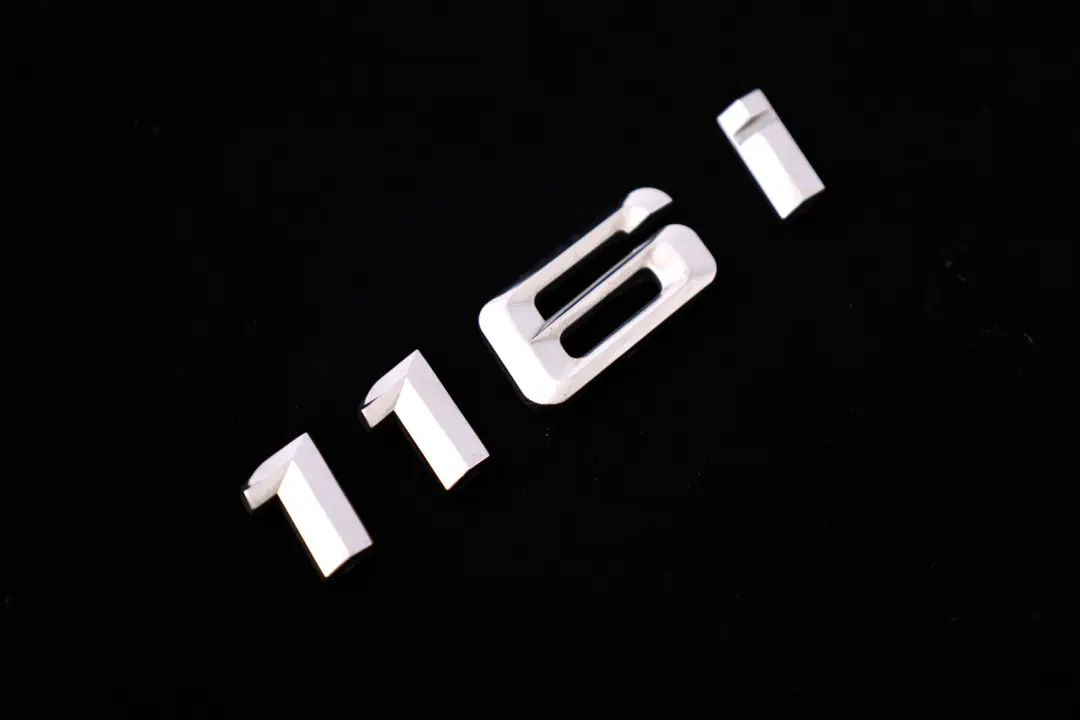 Tapa Trasera Maletero Porton Adherido Emblema Lettering para BMW E87 F20 116i con número de pieza 7135547 BMW E87 F20 116i Tapa Trasera Maletero Porton Adherido Emblema Lettering - SKU 7135547 - Número de pieza 7135547