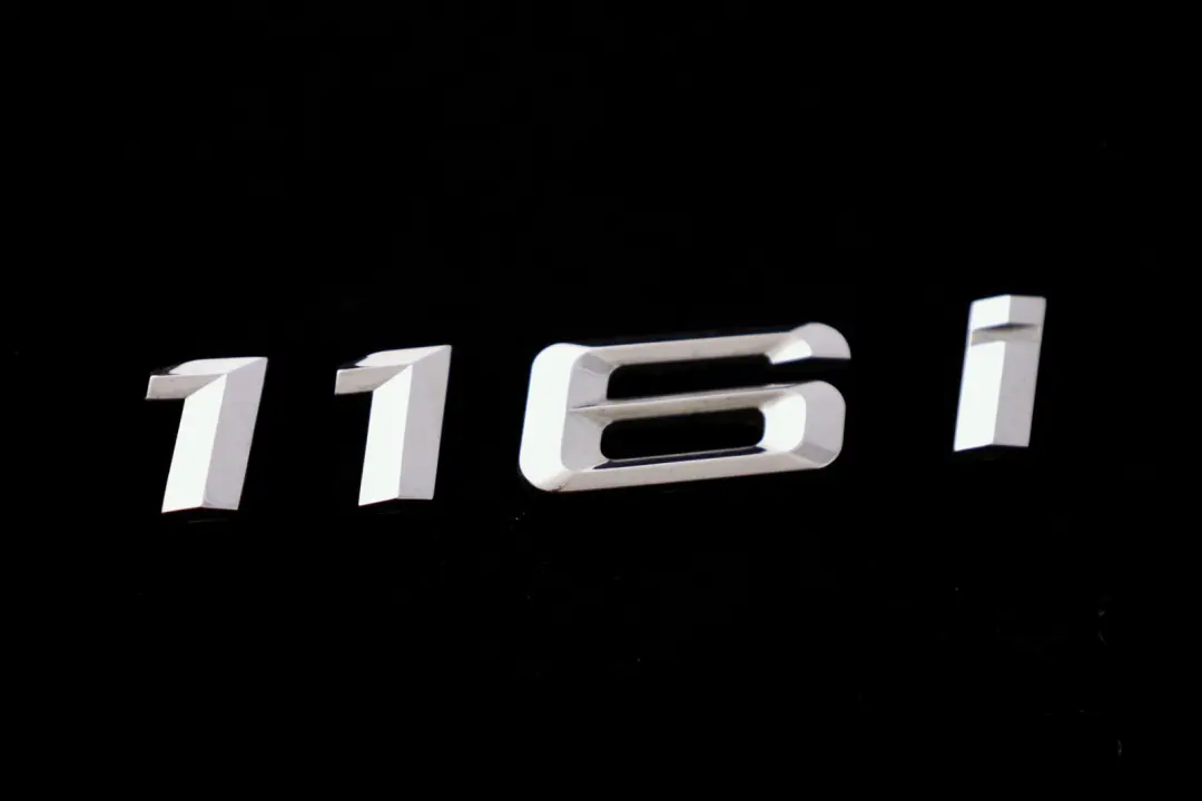 BMW E81 E87 F20 F21 Emblemat napis znaczek 116i - SKU 7135547 - Numer Części 7135547