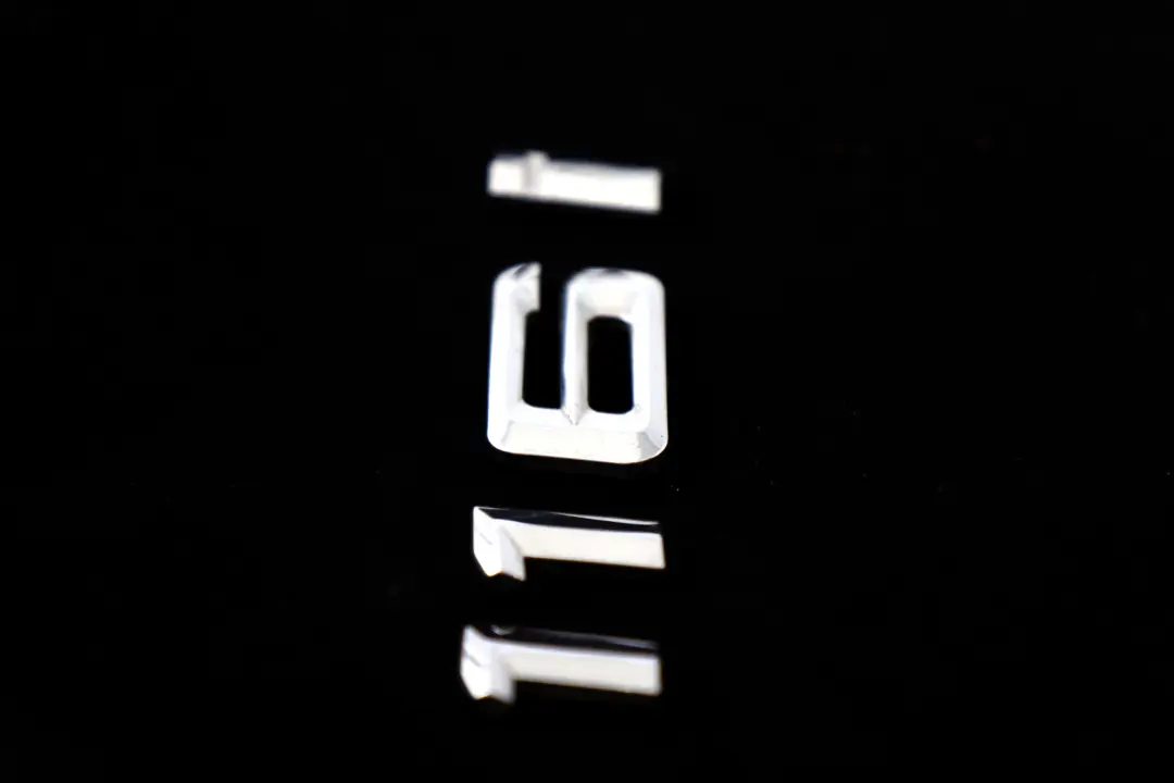 Stemma Incollati Posteriore - - 5114 per BMW E81 E87 F20 116i con numero di parte 7135547 BMW E81 E87 F20 116i Stemma Incollati Posteriore - - 5114 - SKU 7135547 - Numero di parte 7135547