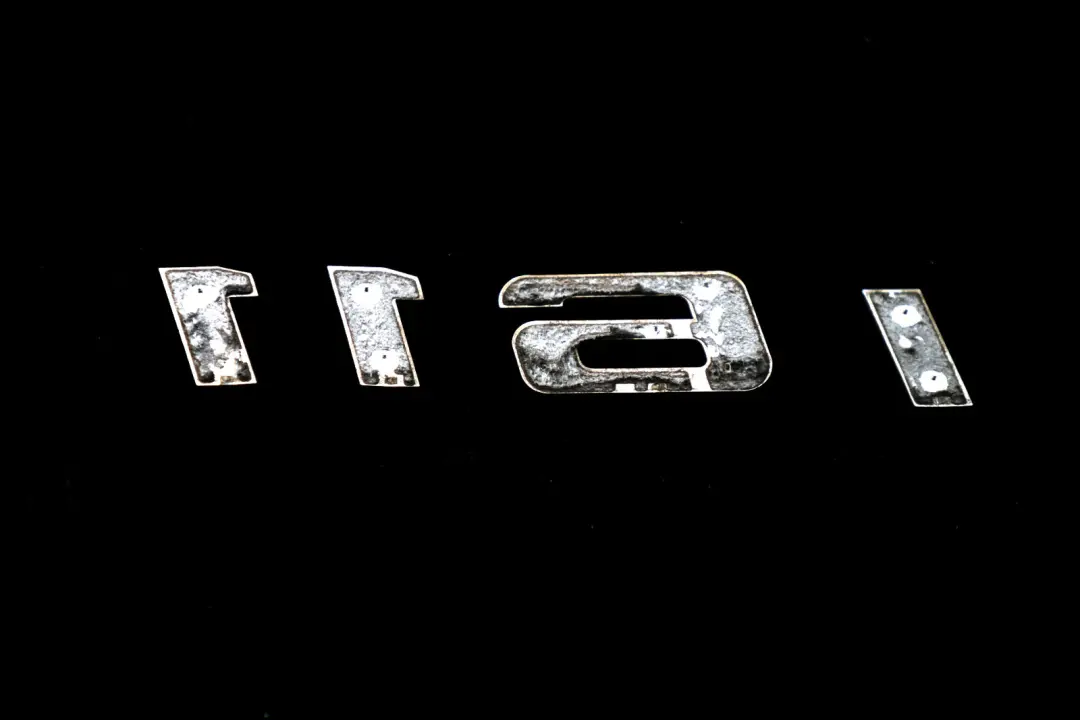 Stemma Incollati Posteriore - - 5114 per BMW E81 E87 F20 116i con numero di parte 7135547 BMW E81 E87 F20 116i Stemma Incollati Posteriore - - 5114 - SKU 7135547 - Numero di parte 7135547