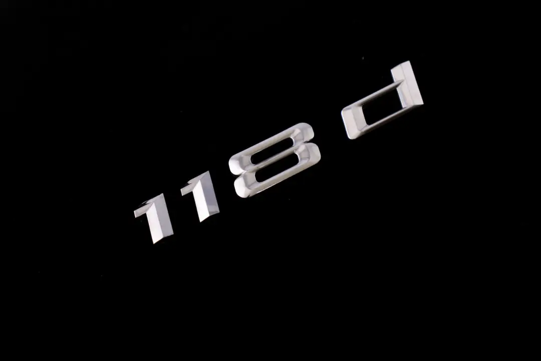 BMW 1er E81 E87 F20 F21 Emblem geklebt hinten - 118D - 5114 - SKU 7135549 - Teilenummer 51147135549