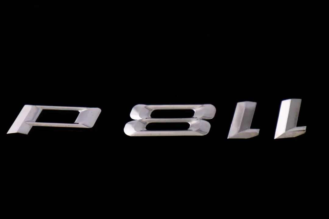 BMW E81 E87 F20 Tapa del maletero trasero Adherido Emblema 118d letras - SKU 7135549 - Número de pieza 51147135549