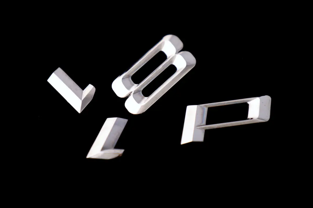 BMW E81 E87 F20 Tapa del maletero trasero Adherido Emblema 118d letras - SKU 7135549 - Número de pieza 51147135549